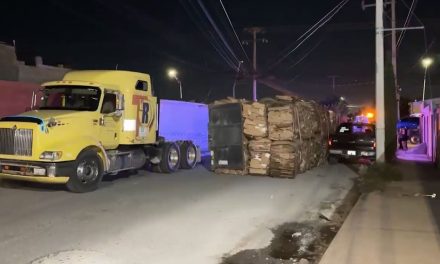 Vuelca plataforma de tráiler y causa daños a camioneta estacionada en Saltillo