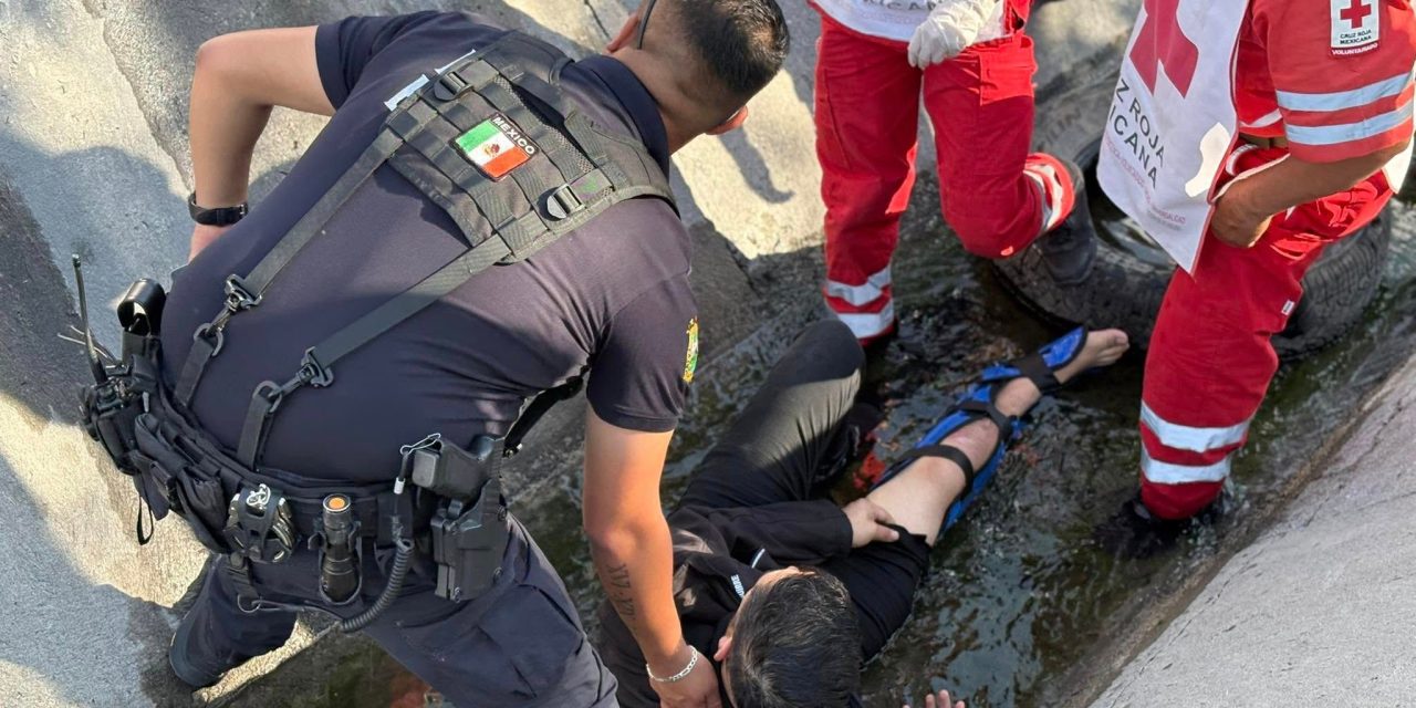 Cae motociclista a canal pluvial en Saltillo