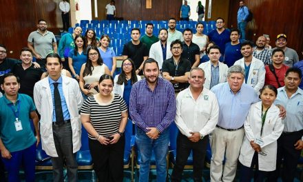 Recibe Carlos Villarreal a médicos especialistas del IMSS