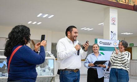 Premia Carlos Villarreal a contribuyentes cumplidos