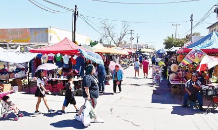 Exobreros de AHMSA apuestan por vender en mercados rodantes