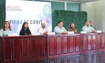 Anuncian becas y apoyos a estudiantes de la UTRC