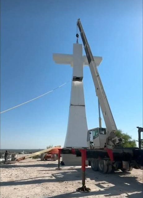 Avanzan obras de la Cruz Monumental