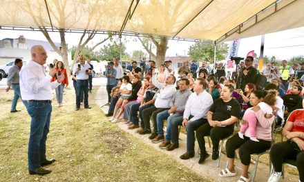 Román Cepeda supervisa equipamiento de plaza pública en Loma Real