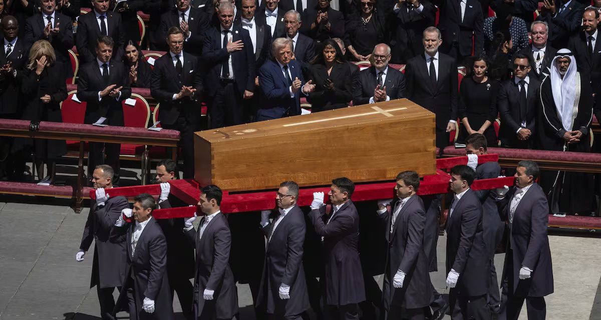 Dan el último adiós  al papa Francisco