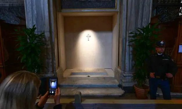 Despiden al papa y viene el cónclave