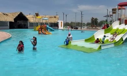 Familias disfrutan de Aqua Ramos