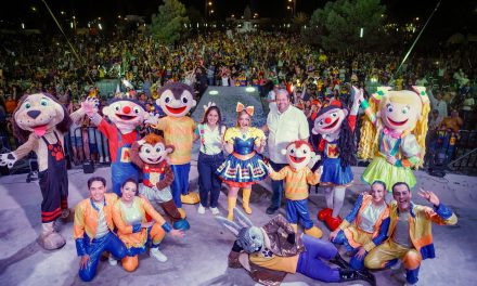 Bely y Beto emocionan a miles de niños en Ramos Arizpe