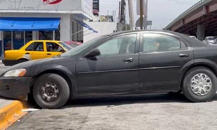 Abandonan Stratus en estacionamiento de Oxxo en V. Carranza