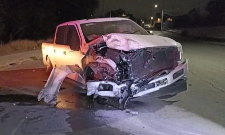 Saltillo: Jóvenes quieren escapar de la justicia por andar tomados y terminan chocando en una escuela