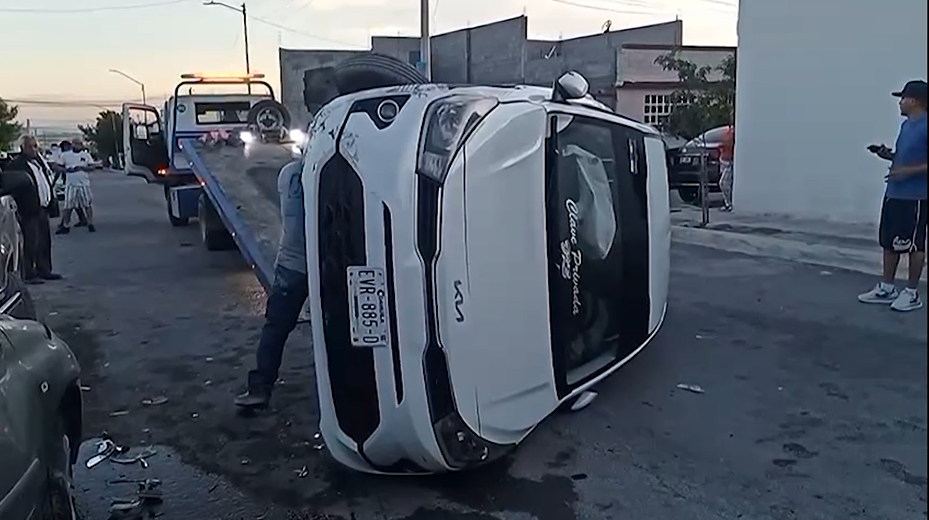 Accidente automovilístico deja daños materiales en la Colonia Loma Linda