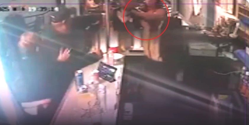Hombre intenta romperle una botella en la cabeza a mesera en un bar del Edomex