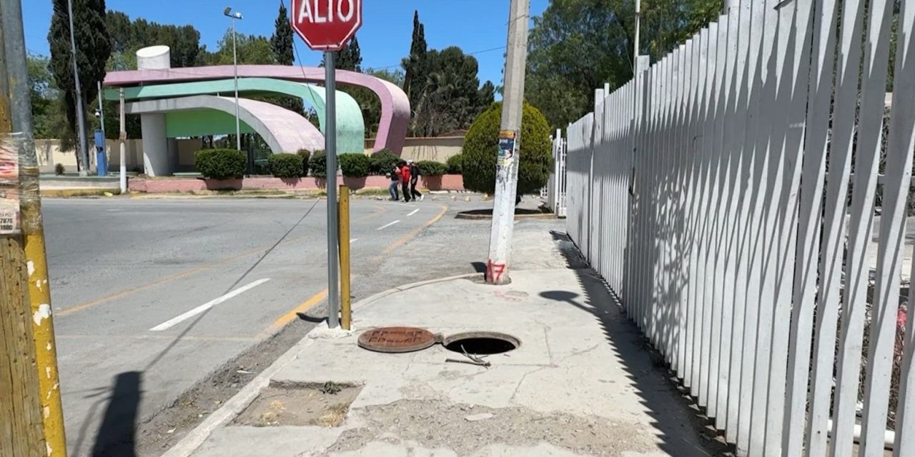 Alcantarilla abierta, peligro para estudiantes a las afueras de Campo Redondo