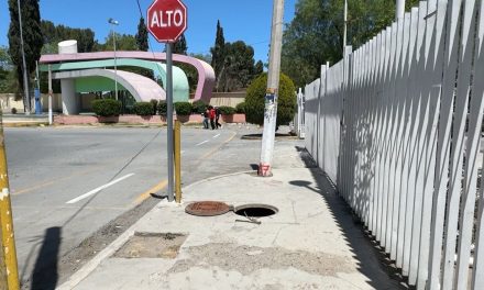 Alcantarilla abierta, peligro para estudiantes a las afueras de Campo Redondo