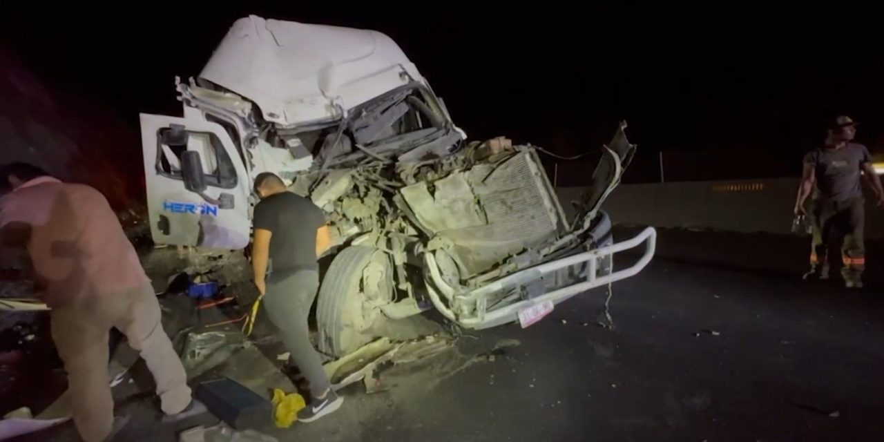Tráiler queda aplastado tras aparatoso accidente en Los Chorros