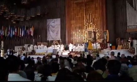Fieles mexicanos despiden con fervor al Papa Francisco en la Basílica de Guadalupe