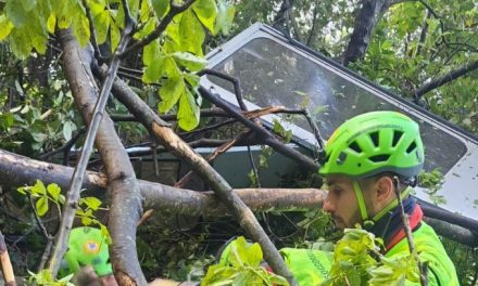 Teleférico en Nápoles sufre una caída que deja cuatro personas sin vida