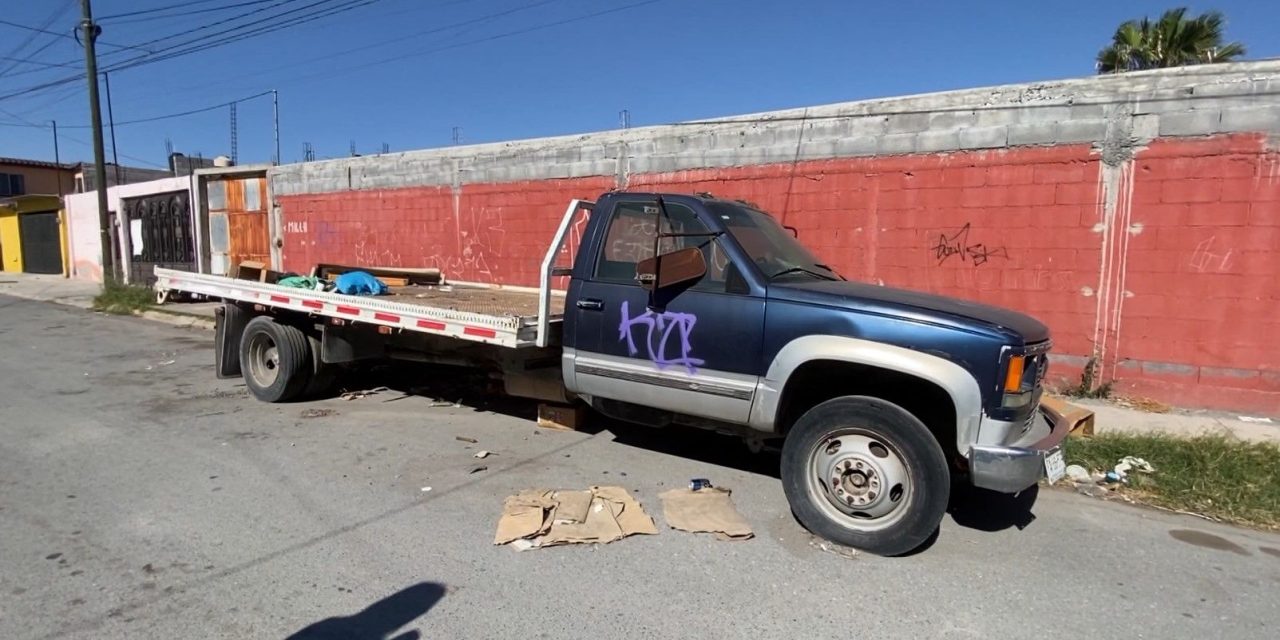 Camión plataforma está abandonado en calles de la colonia Omega
