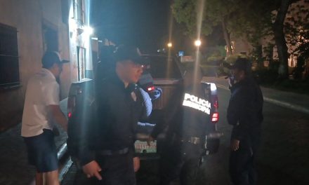 Camioneta derriba a motociclista en Parras