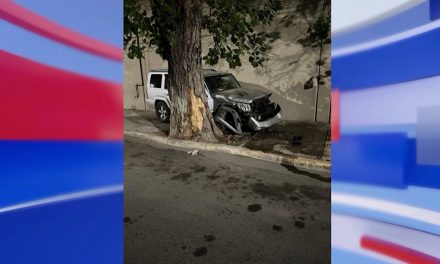 Saltillo: Ir a toda velocidad le costó caro a joven que terminó chocando por pavimento mojado