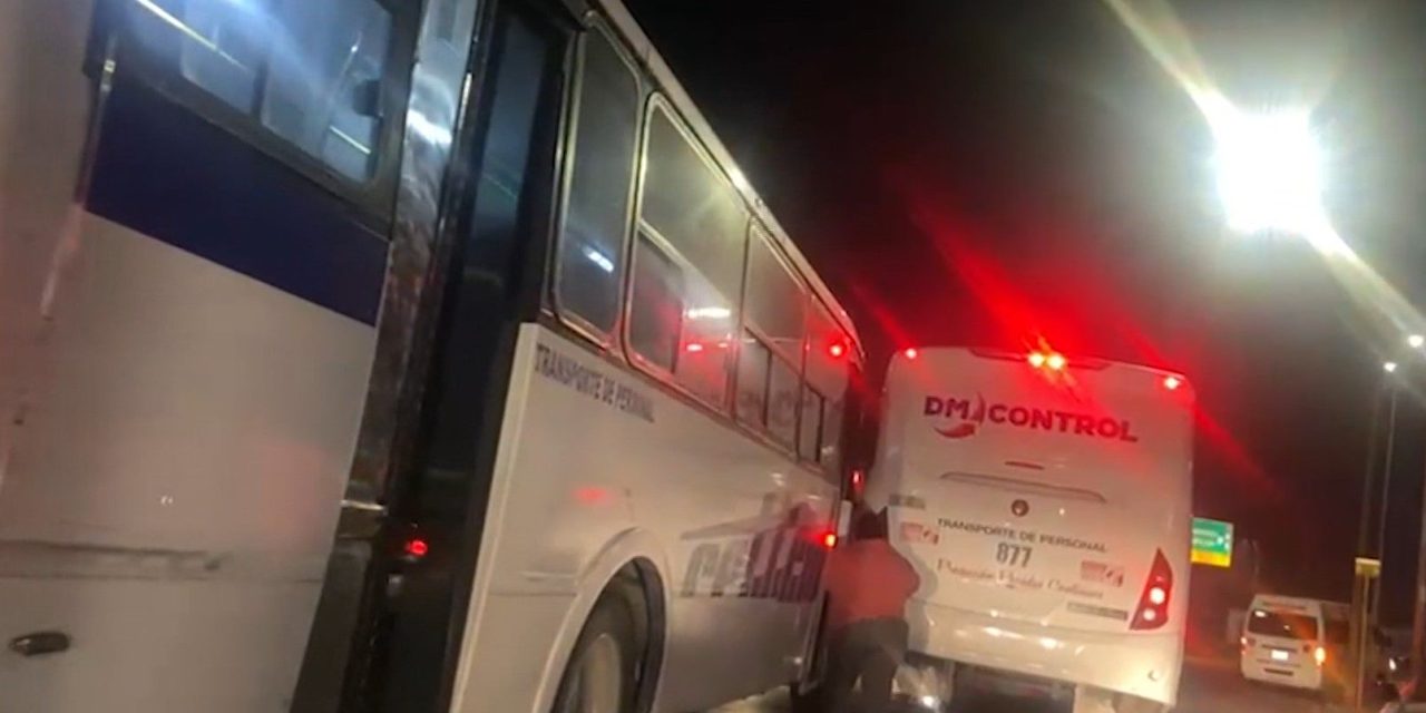 Chocan unidades de transporte de personal en Saltillo