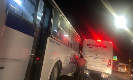Chocan unidades de transporte de personal en Saltillo