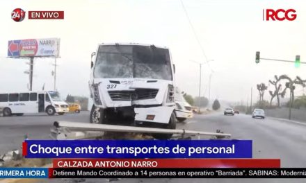 Chocan dos unidades de transporte de personal en la calzada Narro