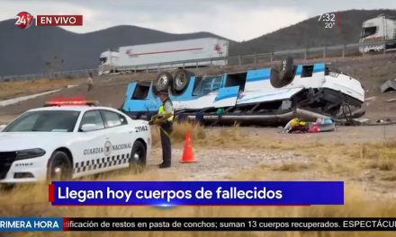 Monclova: Llegan cuerpos de comerciantes fallecidos en volcadura en la carretera 57