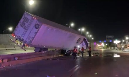 Trailero dormita y casi se vuelca sobre la Saltillo-Monterrey