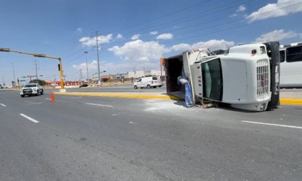 Saltillo: Conductor de camión torton vuelca para evitar choque en boulevard del sector sur