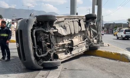 Conductor vuelca tras imprudente cambio de carril en el periférico