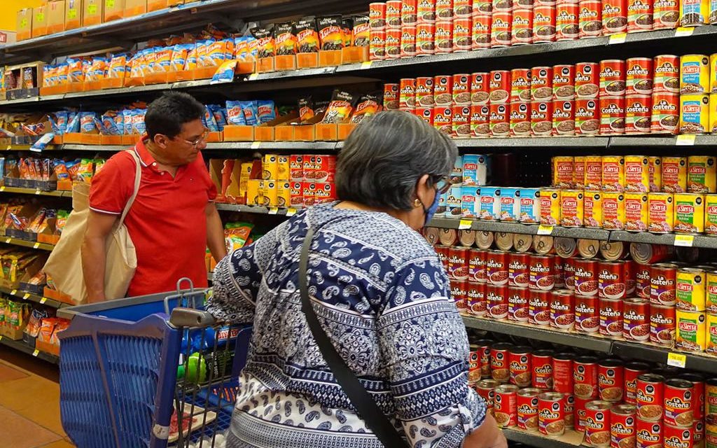 Confianza del consumidor en México cae por quinto mes consecutivo: Inegi