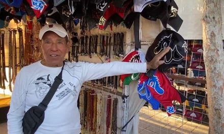Don Constantino tiene más de 40 años elaborando máscaras en Saltillo