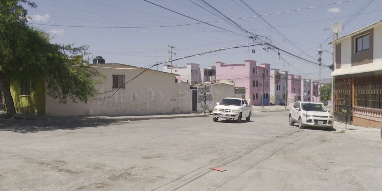 Cuelgan cables de compañía de internet en la colonia Herradura