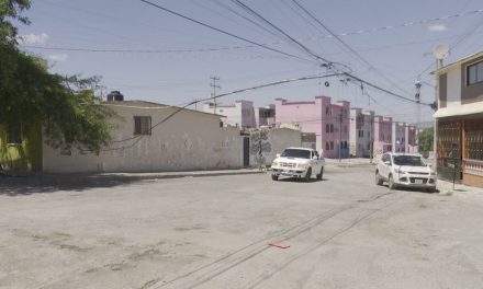 Cuelgan cables de compañía de internet en la colonia Herradura