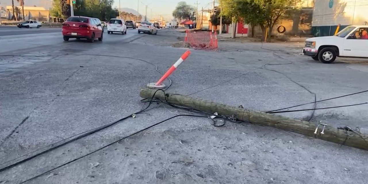 Deja accidente postes y cables tirados