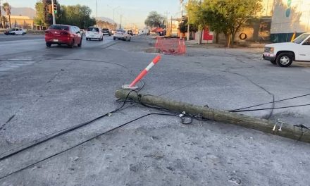 Deja accidente postes y cables tirados