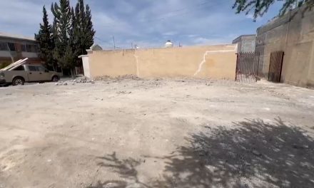 Denuncia abuso de su vecino… coloca escombro en pared de su casa.
