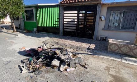 Desmantela vehículo y deja autopartes en calle de la colonia Ciudad las Torres