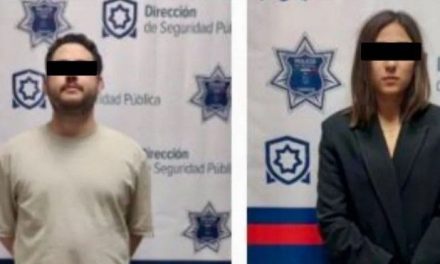 Detienen a dos jóvenes ‘borrachales’ en Torreón; tomaban en la calle y una mordió a un policía