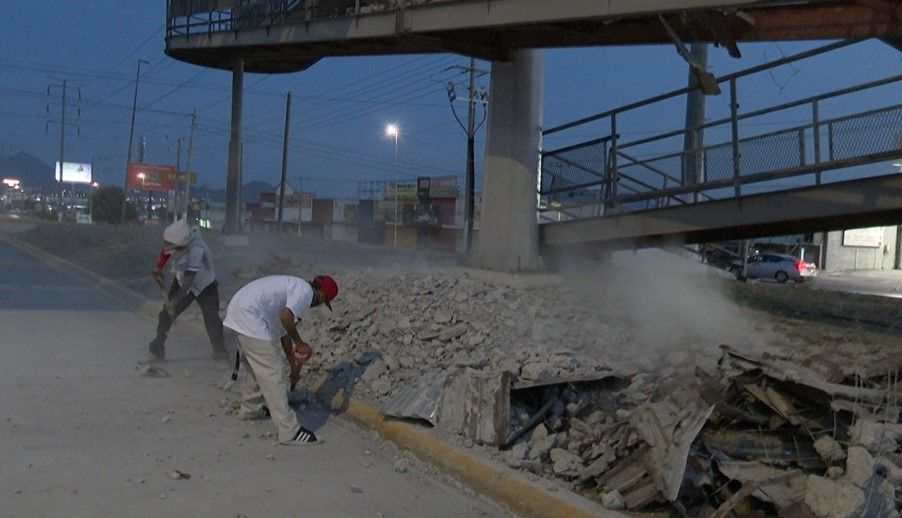 Empezó la demolición del puente peatonal, que une las colonias Valle de las Flores y Fundadores
