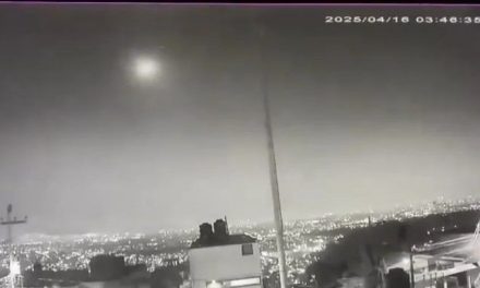 Explosión ilumina el cielo de la CDMX y afirman que fue un ‘meteorito’
