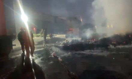Se incendia el patio de plaza comercial en Ramos Arizpe