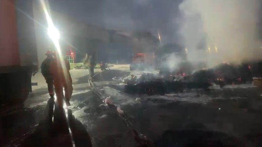 Se incendia el patio de plaza comercial en Ramos Arizpe