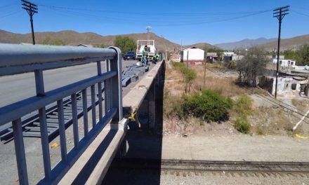 Instala el Gobierno de Saltillo el barandal vehicular en puente de Mixcoac