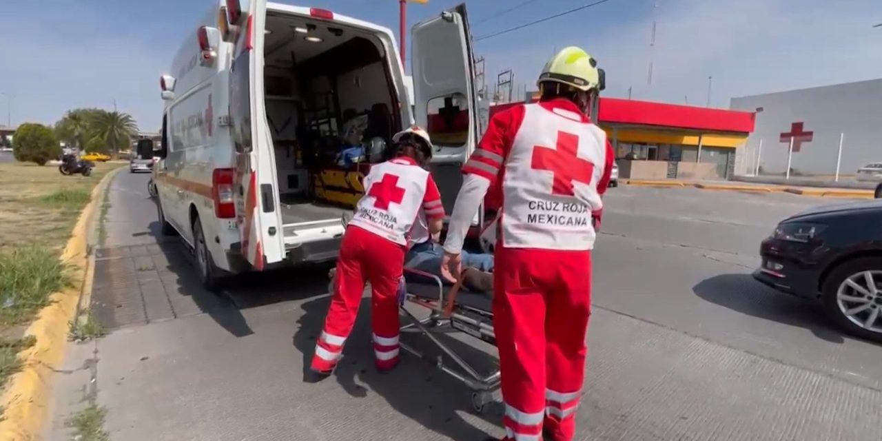 Joven cae de su motocicleta en el Centro Metropolitano en Saltillo