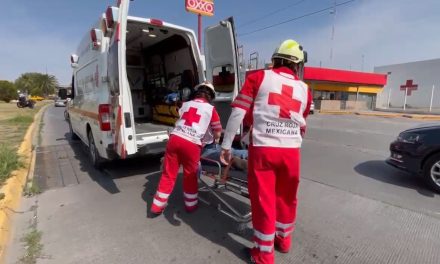 Joven cae de su motocicleta en el Centro Metropolitano en Saltillo