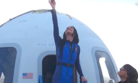 Hace historia Katy Perry al viajar al espacio en un vuelo con tripulación femenina