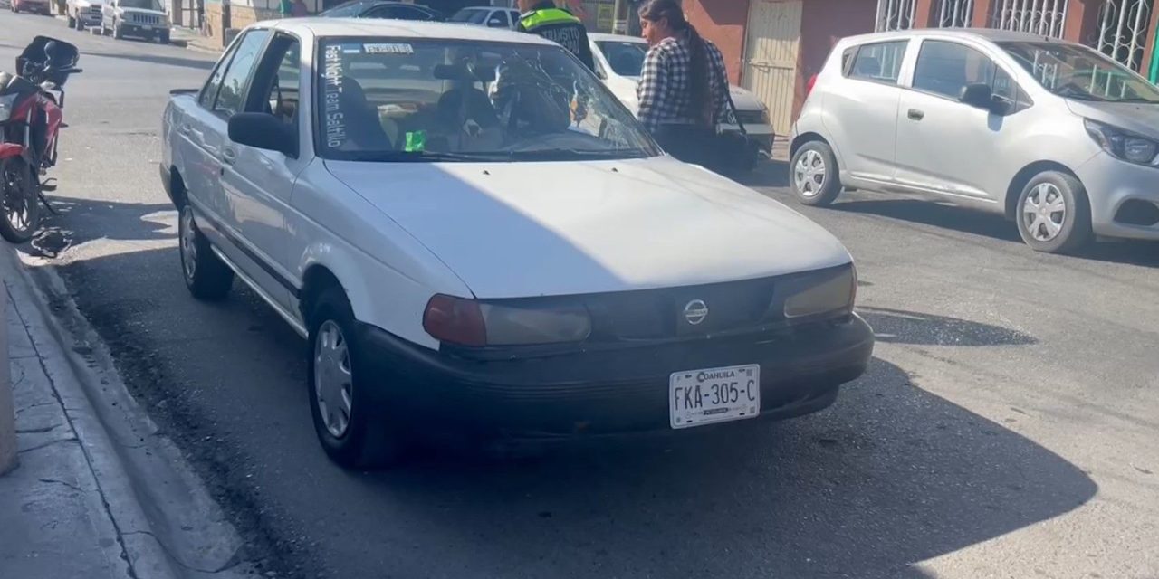 Le quita derecho de paso a motociclista y ocasiona accidente