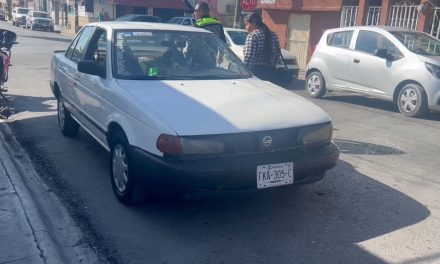 Le quita derecho de paso a motociclista y ocasiona accidente